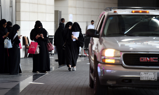 운전 기사를 기다리고 있는 사우디아라비아 여성들./사진=AFP연합뉴스