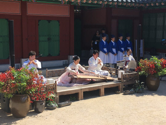 국악 연주인들과 나인 복장을 한 사람들이 손님들을 기다리고 있다./우영탁기자