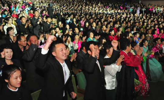 북한 주민들이 평안북도예술극장에서 5일 열린 음악무용종합공연을 보고 환호하고 있다.  /연합뉴스