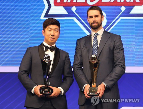 지난 시즌 MVP였던 더스틴 니퍼트(두산베어스·사진 오른쪽)와 신인상 수상자인 신재영(넥센히어로즈)./연합뉴스