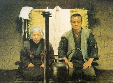‘나라야마 부시코’에서 오린(왼쪽)은 70세를 맞아 산에 버려지는 기로(棄老)의 운명을 의연하게 받아들인다. /출처=네이버영화