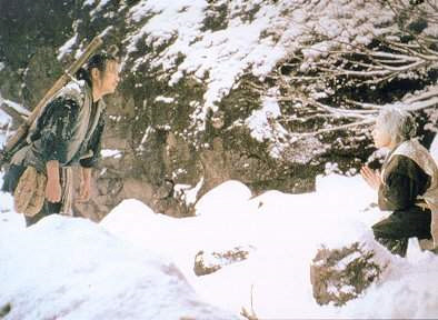 눈이 펑펑 내리는 나라야마의 정상. 어머니는 차마 돌아서지 못하는 아들을 꾸짖어 돌려세운다.  /출처=네이버영화