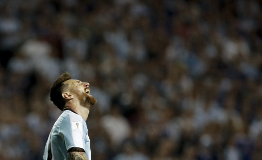 아르헨티나의 리오넬 메시가 6일(한국시간) 페루전에서 득점 없이 비긴 뒤 아쉬워하고 있다. /부에노스아이레스=AP연합뉴스