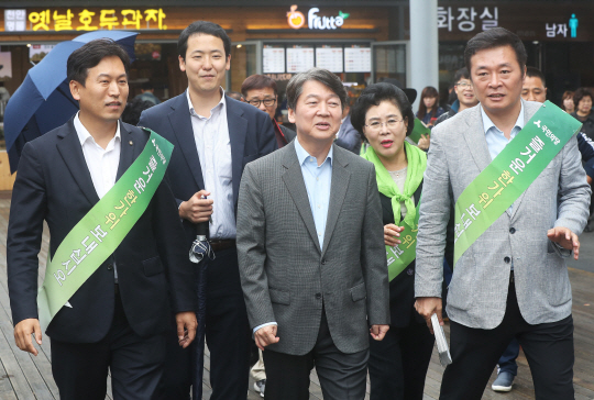 안철수(가운데) 국민의당 대표가 6일 오후 경기도 이천시 마장면 영동고속도로 덕평휴게소를 방문해 귀경객과 인사하기 위해 이동하고 있다./연합뉴스