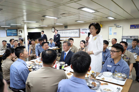 김정숙 여사, 공군기지 장병들에 500인분 떡 돌려