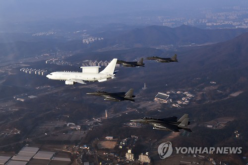 E-737 항공통제기 피스아이(맨 앞 흰색)가 F-15K 편대와 비행하고 있다./연합뉴스