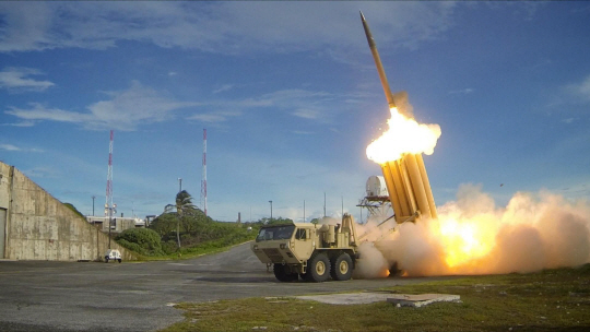 미국의 고고도미사일방어체계(THAAD)가 미사일을 요격하는 모습/위키피디아