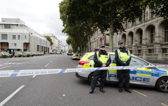 차량 돌진 사고가 발생한 런던 자연사박물관 인근 도로에 경찰 인력이 배치돼있다. /런던=신화연합뉴스