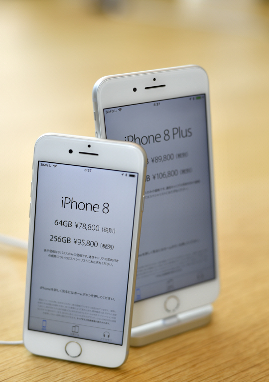 애플의 아이폰8(왼쪽)과 아이폰8플러스. /EPA 연합뉴스