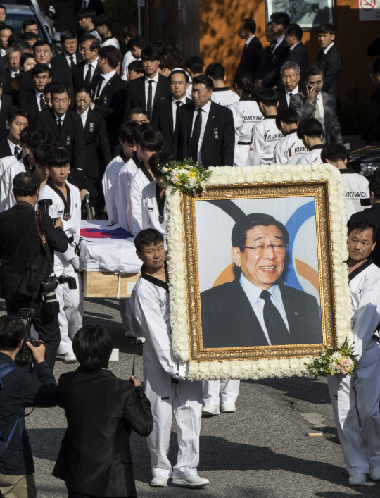 9일 김운용 전 국제올림픽위원회(IOC) 부위원장의 영결식이 끝난 뒤 운구 행렬이 국기원을 떠나고 있다. /연합뉴스