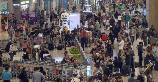 북적이는 인천국제공항 입국장