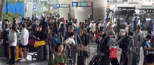 추석연휴 마지막날인 9일 오전 인천국제공항 입국장 버스승차장에 해외여행을 마치고 집으로 향하는 여행객들로 북적이고 있다. 인천국제공항에는 어제 11만6056명의 여행객들이 입국했으며 오늘도 11만3000명 이상이 입국예정이다./영종도=이호재기자.