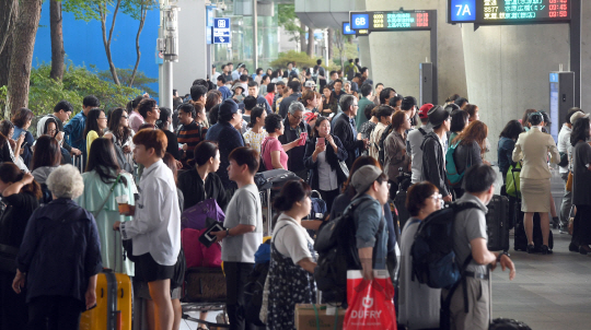 추석연휴 마지막날인 9일 오전 인천국제공항 입국장 버스승차장에 해외여행을 마치고 집으로 향하는 여행객들로 북적이고 있다. 인천국제공항에는 어제 11만6056명의 여행객들이 입국했으며 오늘도 11만3000명 이상이 입국예정이다./영종도=이호재기자.