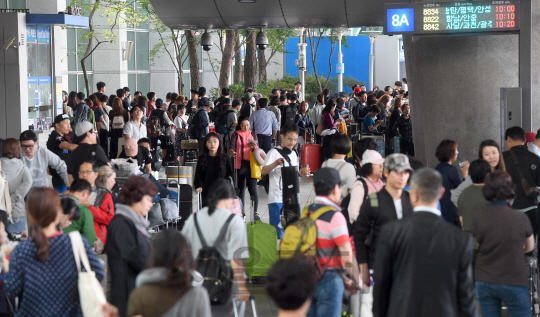 추석연휴 마지막날인 9일 오전 인천국제공항 입국장 버스탑승장에 해외여행을 마치고 집으로 향하는 여행객들로 북적이고 있다. 인천국제공항에는 어제 11만6056명의 여행객들이 입국했으며 오늘도 11만명 이상이 입국예정이다./영종도=이호재기자.