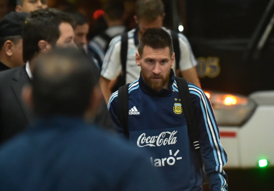 아르헨티나 대표팀의 리오넬 메시가 9일 월드컵 남미예선 최종전 결전지인 에콰도르에 입국해 숙소로 이동하고 있다. /과야킬=AFP연합뉴스