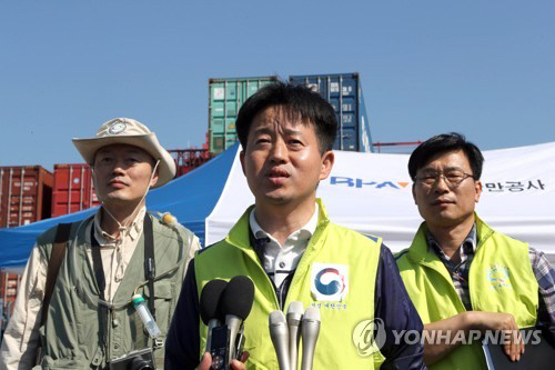 9일 부산 남구 감만부두 일대에서 붉은 불개미 합동조사결과를 발표하고 있는 검역본부 관계자./연합뉴스