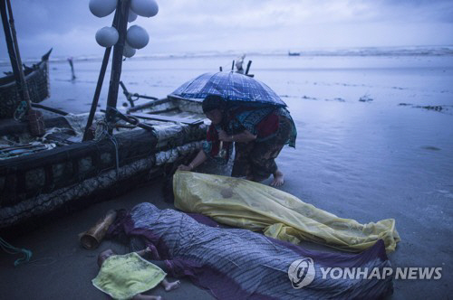 미얀마군과 로힝 야족 반군 간의 유혈충돌을 피해 방글라데시로 향하는 난민들이 늘면서 난민선 전복사고가 끊이질 않고 있다. 사진은 지난달 28일 발생한 난민선 전복 사고로 사망한 난민들의 모습./연합뉴스