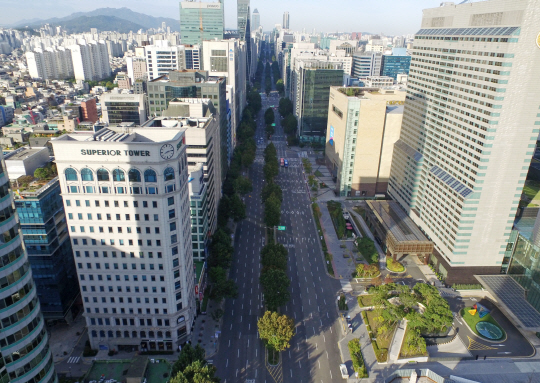 대기업 등 기업들이 밀집해 있는 서울 강남구 테헤란로 전경. 법인세 최고세율을 22%에서 25%로 올리는 세법 개정안이 국회를 통과할 경우 국내 대표 기업들의 세 부담이 커지게 된다.           /연합뉴스