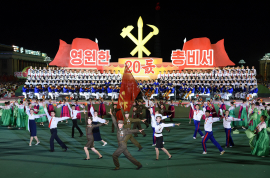 김정일 북한 노동당 총비서 추대 20주년인 지난 8일 인민군 장병들과 근로자·학생들이 축하 공연을 하고 있다. /연합뉴스