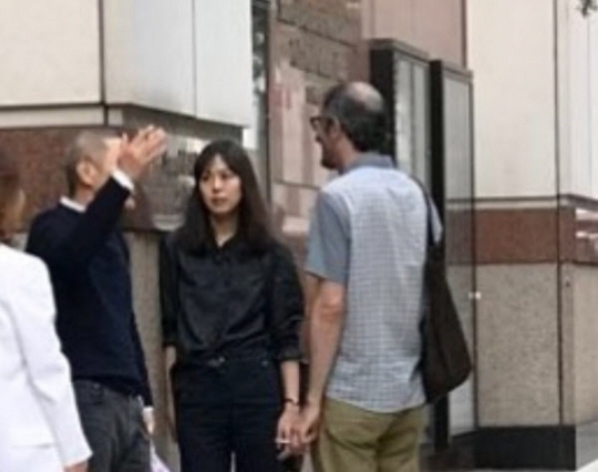 김민희 뉴욕 목격담, 홍상수와 여전히 사랑 中 올 블랙 커플 옷까지? “사랑하는 사이”