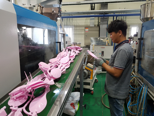 10일 인천 서구 에코매스코리아 생산동에서 한 직원이 사탕수수 친환경 플라스틱 소재로 만든 주걱 제품들을 살펴보고 있다./인천=백주연기자