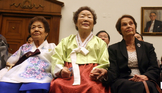일본군 ‘위안부’ 피해자 이용수 할머니(가운데)/사진=연합뉴스