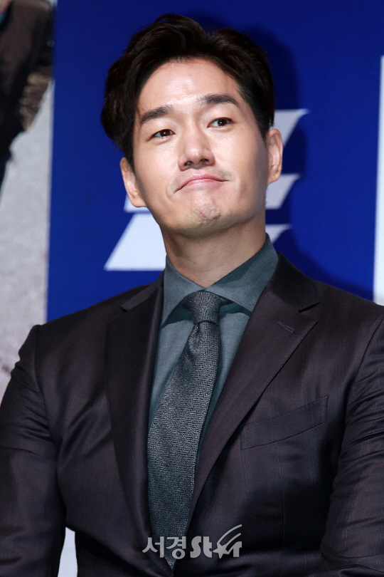 배우 유지태가 11일 오전 서울 강남구 신사동 압구정 CGV에서 열린 영화 ‘꾼’ 제작보고회에 참석했다.