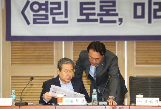 김무성(왼쪽) 바른정당 의원과 정진석 자유한국당 의원이 11일 오전 국회 의원회관에서 열린 ‘열린 토론 미래’ 정기토론회에서 국방통합데이터센터 해킹 관련 언론 보도를 읽고 있다./연합뉴스