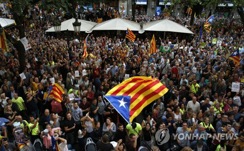 카를레스 푸지데몬 스페인 카탈루냐 주 자치정부 수반이 분리독립 선언의 효력을 유보하기로 했다. /연합뉴스