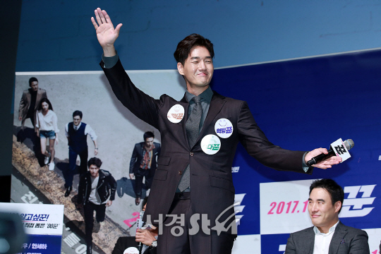 배우 유지태가 11일 오전 서울 강남구 신사동 압구정 CGV에서 열린 영화 ‘꾼’ 제작보고회에 참석했다.