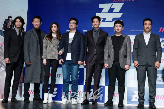 감독 및 배우들이 11일 오전 서울 강남구 신사동 압구정 CGV에서 열린 영화 ‘꾼’ 제작보고회에 참석해 포토타임을 갖고 있다.