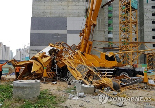 아파트 신축공사 현장에서 추락사고로 사상자 5명을 낸 타워크레인이 제조된 지 27년 된 노후 장비인 것으로 드러났다./연합뉴스