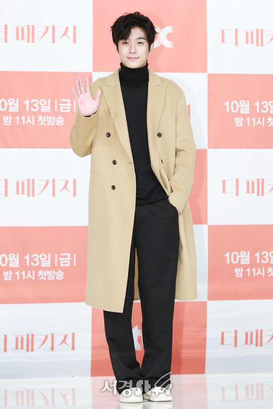 배우 최우식이 11일 오전 서울 영등포구 타임스퀘어 아모리스홀에서 열린 JTBC 새 금토드라마 ‘더 패키지’ 제작발표회에 참석하고 있다.