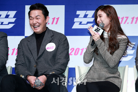 배우 박성웅, 나나가 11일 오전 서울 강남구 신사동 압구정 CGV에서 열린 영화 ‘꾼’ 제작보고회에 참석했다.