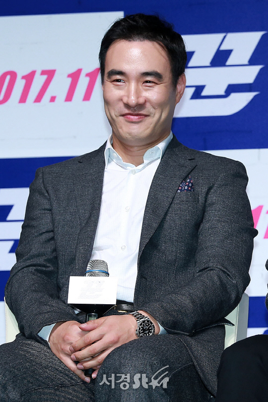 배우 배성우가 11일 오전 서울 강남구 신사동 압구정 CGV에서 열린 영화 ‘꾼’ 제작보고회에 참석했다.
