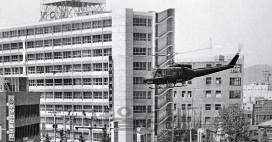 1980년 5ㆍ18 광주민주화운동 당시 헬기가 광주 금남로 전일빌딩 인근을 비행하고 있다./사진제공=5ㆍ18기념재단