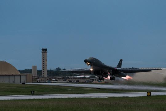 미 공군 37 비행단 소속 B-1B 랜서 초음속 폭격기가 10일(현지시간) 오후 미국령 괌 앤더슨 공군기지를 이륙하고 있다. 미 공군은 이날 밤 우리 공군의 F-15K와 연합훈련을 실시했다./사진제공=미 태평양 공군