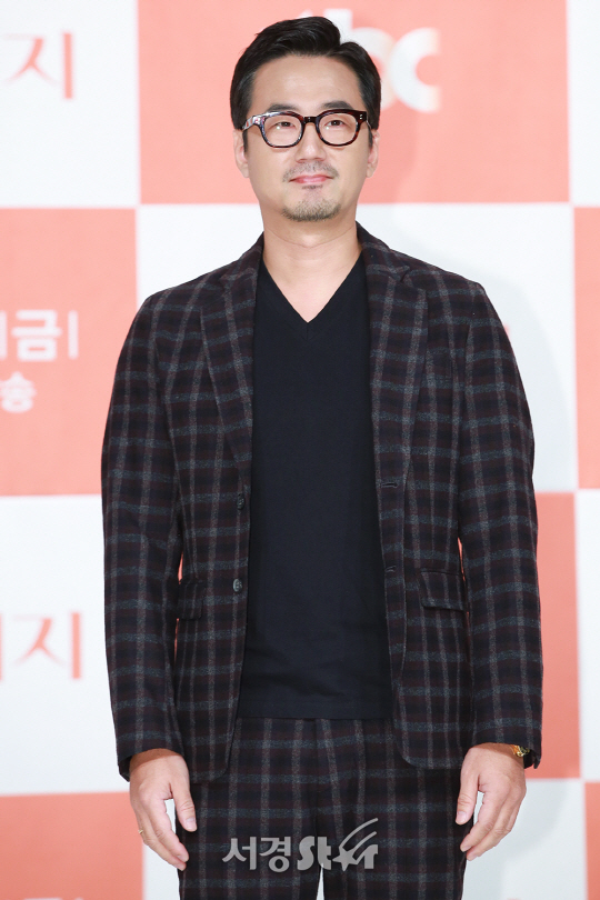 배우 류승수가 11일 오전 서울 영등포구 타임스퀘어 아모리스홀에서 열린 JTBC 새 금토드라마 ‘더 패키지’ 제작발표회에 참석하고 있다.