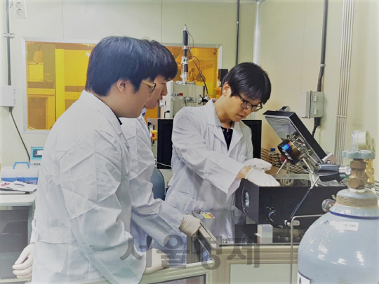 박진홍(뒷줄 오른쪽)성균관대 전기전자공학부 교수가 경기 수원시 성대 자연과학캠퍼스에 위치한 차세대나노반도체소자 Lab에서 연구실 학생들과 실험을 하고 있다./사진제공=한국연구재단