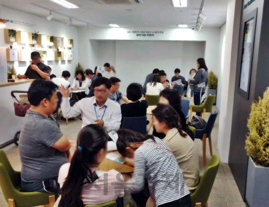 서울 서대문구 가재울 5구역 인근에 마련된 ‘래미안 DMC 루센티아’ 웰컴라운지(아파트 홍보관)에서 관심고객들이 분양상담을 받고 있다./ 사진제공=삼성물산