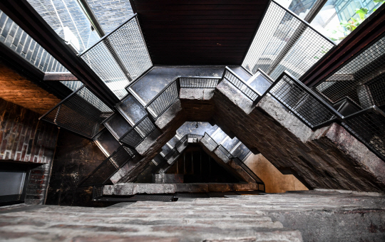 아라리오뮤지엄 인 스페이스의 전시관(공간의 구사옥) 내부 계단./송은석기자