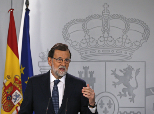 마리아노 라호이 스페인 총리가 11일(현지시간) 수도 마드리드의 몬클로아 궁전에서 카탈루냐 분리독립에 대한 입장을 밝히고 있다. /마드리드=AP연합뉴스