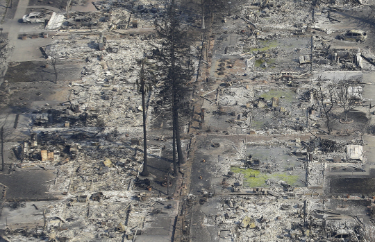 미국 캘리포니아주에서 발생한 산불로 11일(현지시간) 산타로사의 주택가 건물들이 형체를 알아볼 수 없을 정도로 불타 잔해만 남아 있다./산타로사=AP연합뉴스