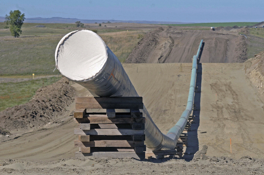 미국 세일 석유 유전지대인 노스다코타 주에서 원유 송유관이 설치되고 있다/AP연합뉴스