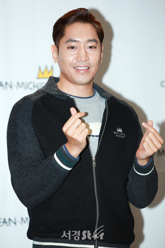 가수 겸 배우 에릭이 12일 오후 서울 중구 롯데백화점 영플라자 명동점에서 열린 한 골프웨어 브랜드 포토월 행사에 참석했다.
