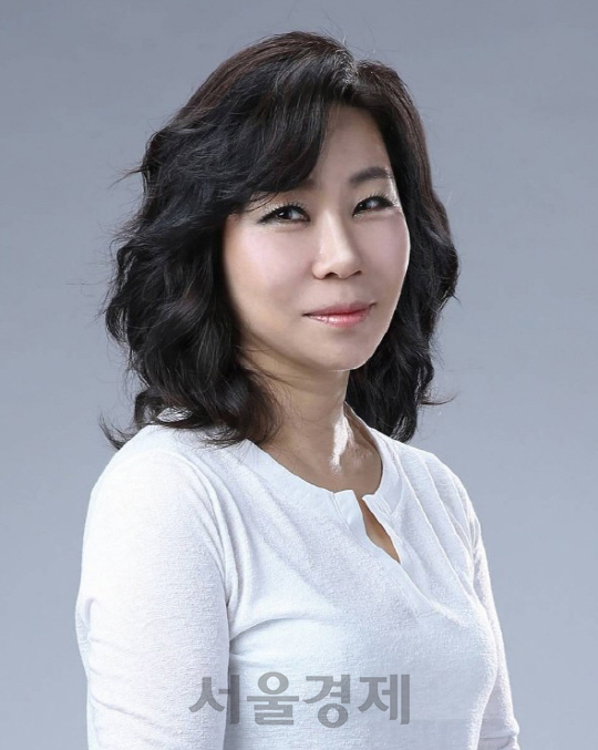 배우 김효숙...연극 ‘에덴 미용실’에서 삶을 묻다
