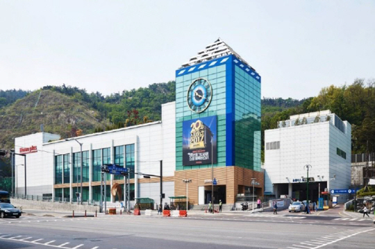 서울 동작구 사당역 인근에 위치한 홈플러스 남현점