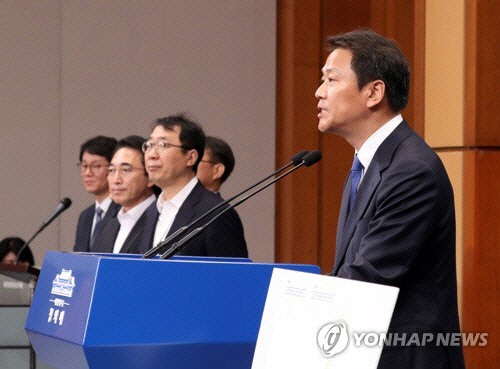 청와대는 12일 오후 춘추관에서 긴급 기자 브리핑을 열고 세월호 참사 당시 박근혜 전 대통령에게 사고가 보고된 시점이 사후에 변경된 정황을 발견했다고 밝혔다./연합뉴스
