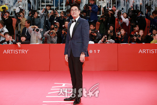조진웅이 12일 오후 부산 해운대구 우동에 위치한 영화의 전당에서 열린 ‘제22회 부산국제영화제(22th BIFF)’ 개막식 레드카펫 행사에 참석했다.