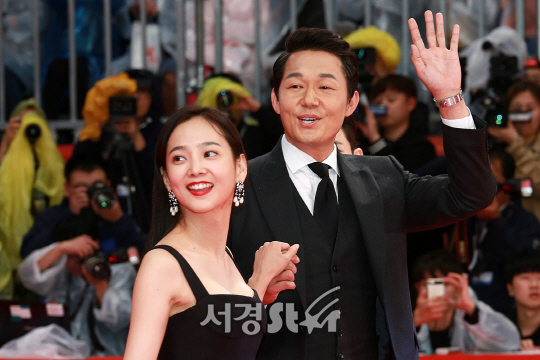윤승아와 박성웅이 12일 오후 부산 해운대구 우동에 위치한 영화의 전당에서 열린 ‘제22회 부산국제영화제(22th BIFF)’ 개막식 레드카펫 행사에 참석했다.